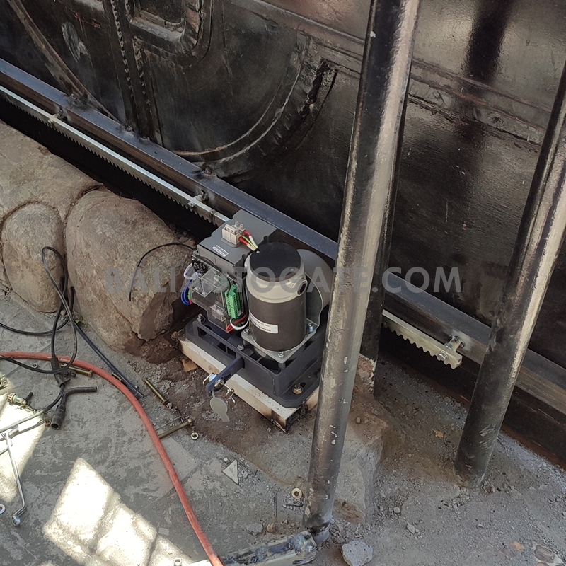 Mesin Otomatis Pintu Swing di Bali