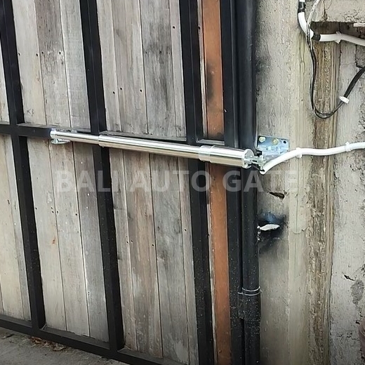 Mesin Otomatis Pintu Swing di Bali